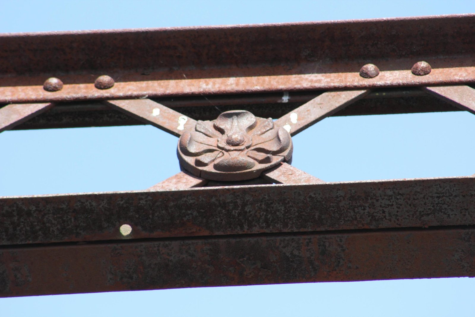 Cast rosette on Pratt span